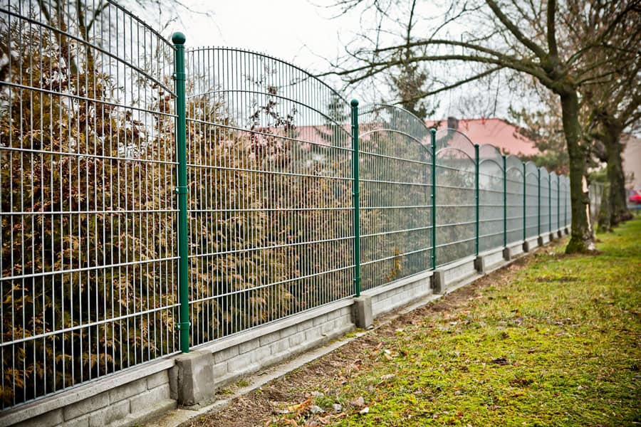 Jak daleko od granicy działki można postawić ogrodzenie podczas budowy domu?